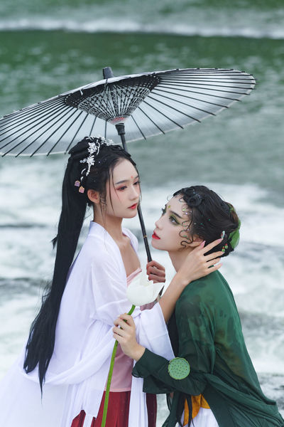 浴室里强摁做开腿呻吟的视频