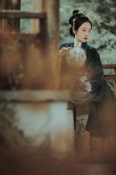 腿在打开一点就可以吃扇贝了